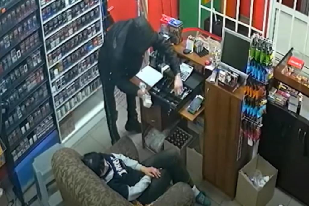 Hombre aprovecha que una vendedora se quedó dormida y roba su tienda