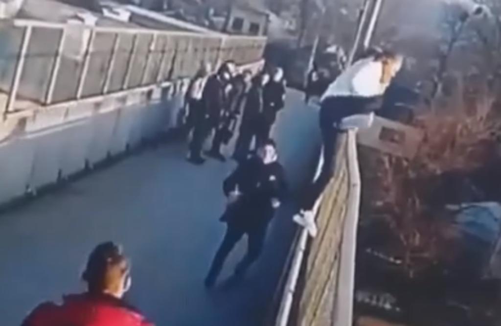 Adolescentes logran evitar que una mujer se suicidara al intentar saltar desde un puente