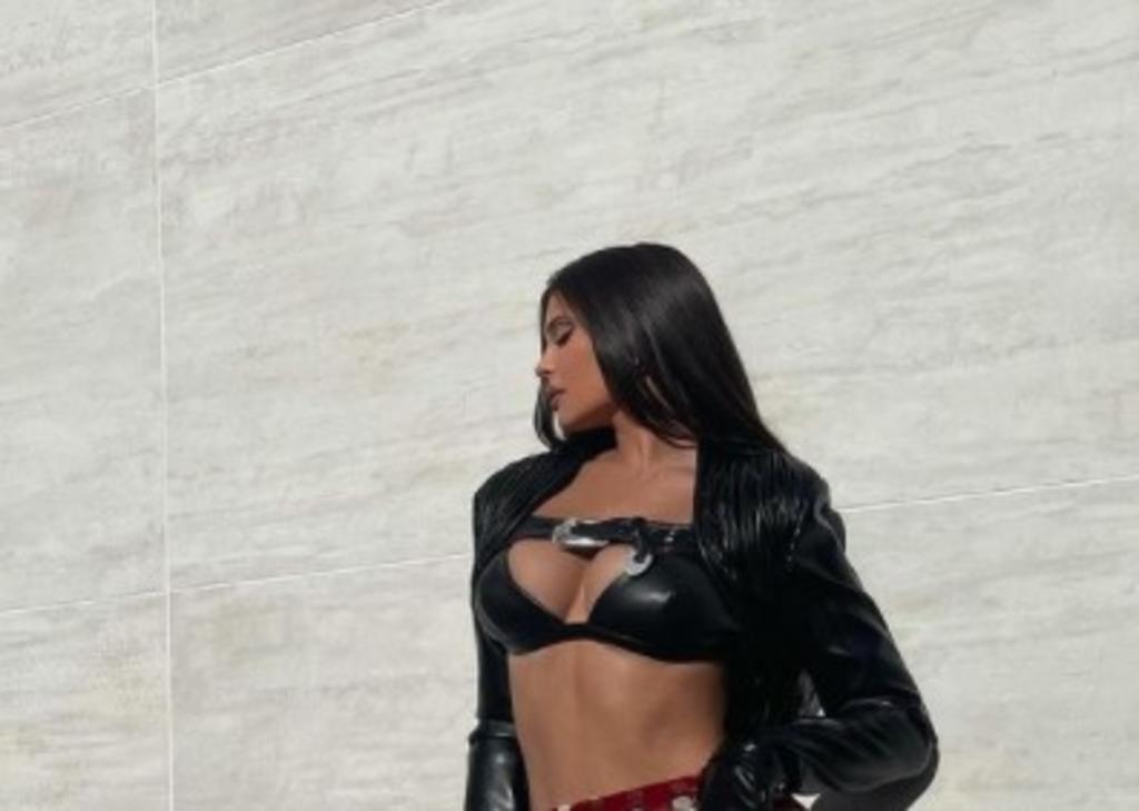 Kylie Jenner presume 'abs' y cintura en pareo rojo