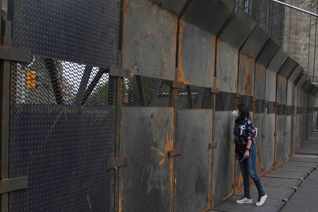 'Muro de paz ¿Como el de Trump?', reaccionan en redes por vallas en Palacio Nacional