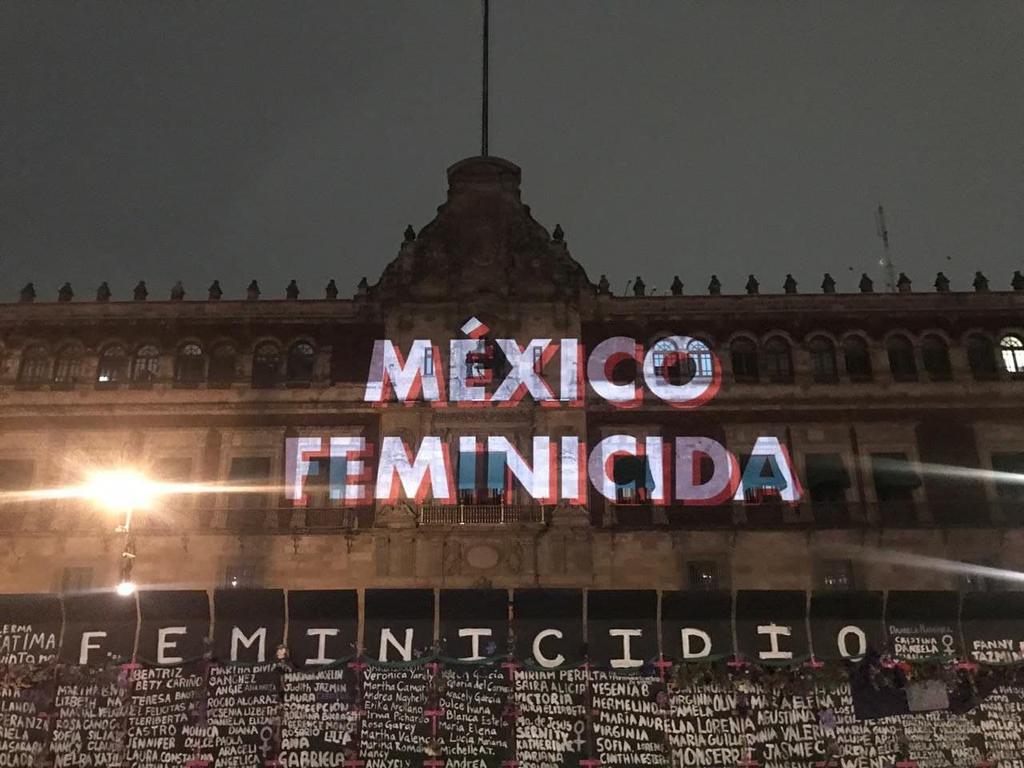 Colectivos feministas proyectan exigencias en fachada de Palacio Nacional