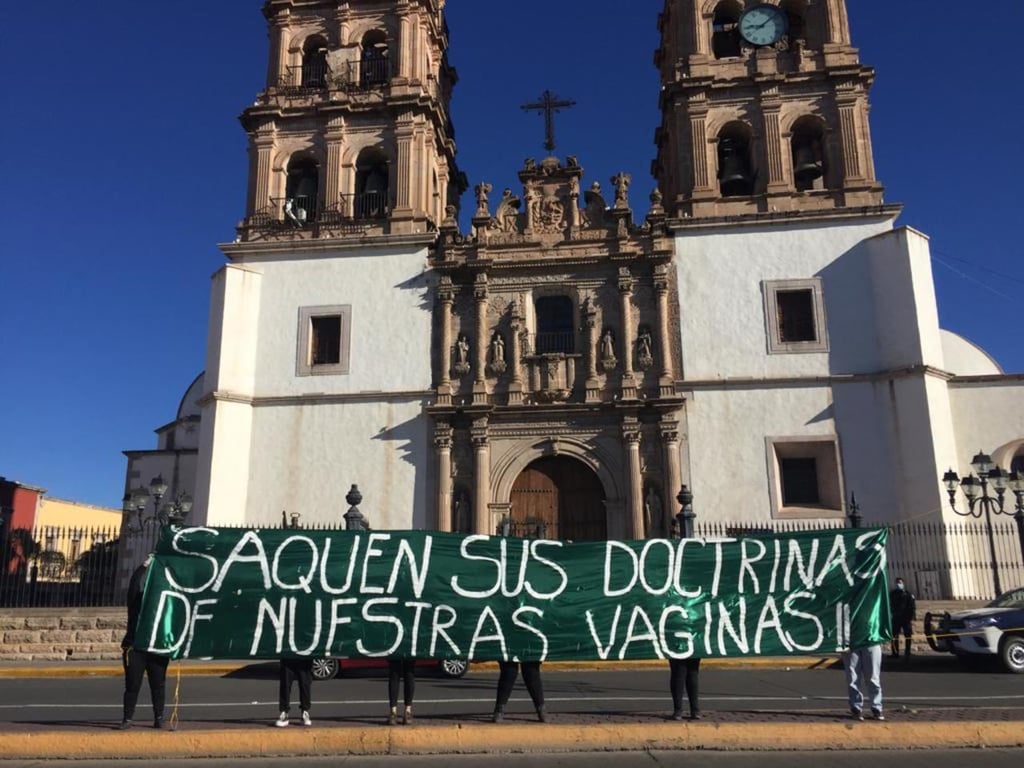 Colectivos feministas se manifestaron frente a Catedral