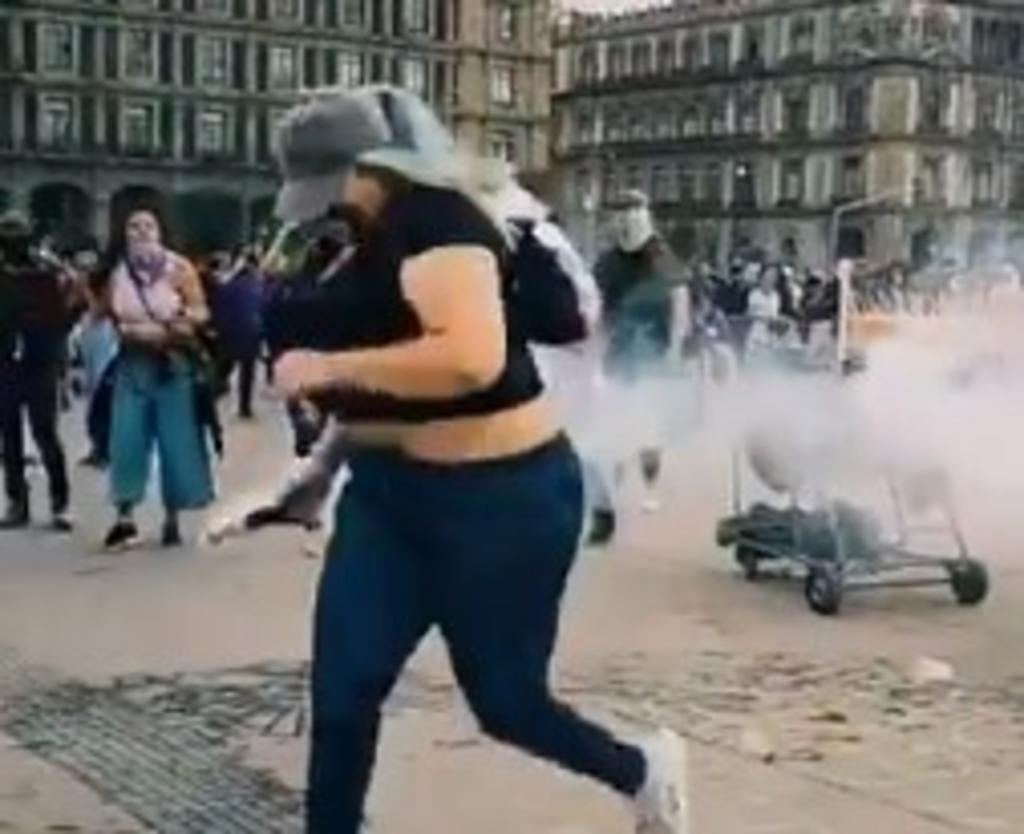 Agreden a feministas con bomba de gas lacrimógeno y 'heroína' lo evita