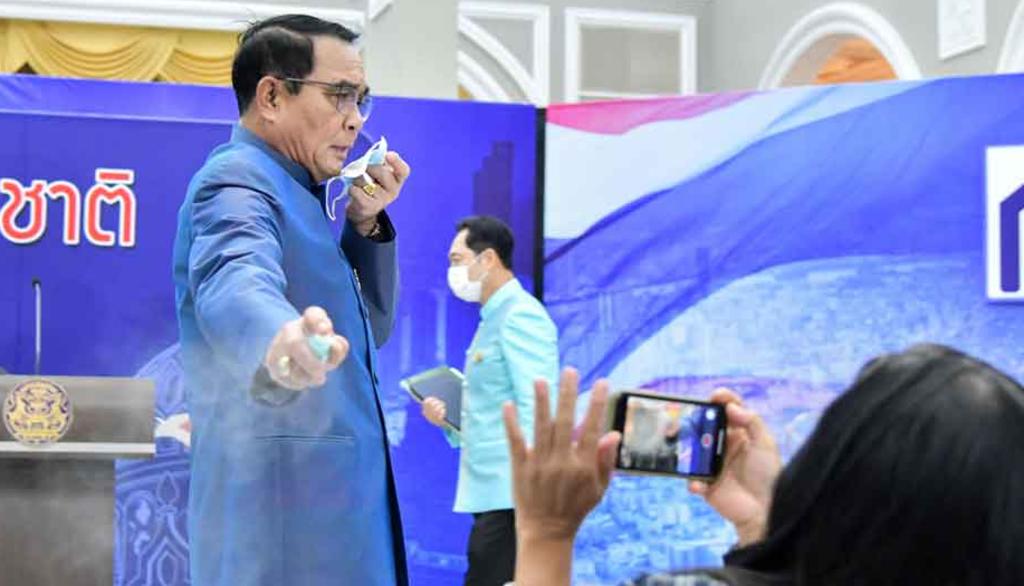 Primer ministro tailandés rocía a periodistas con desinfectante tras ser cuestionado sobre su gabinete