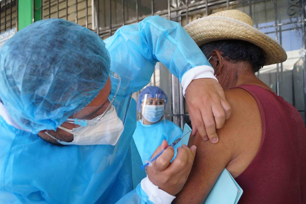 Detecta Nuevo León vacunas COVID 'echadas a perder' en varios estados