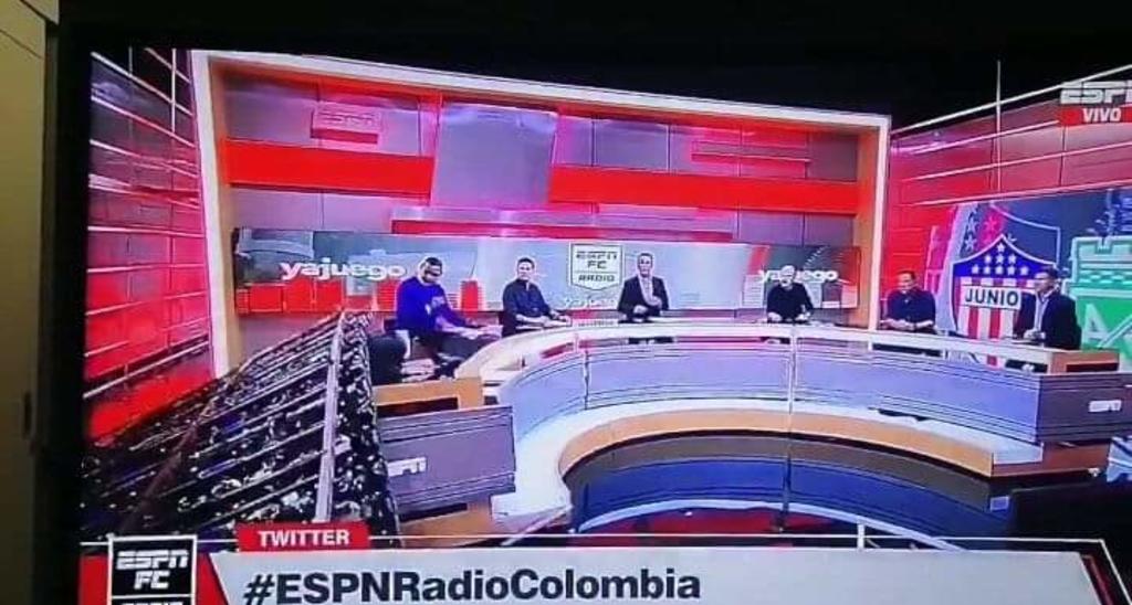 En  Colombia, pantalla se desploma sobre conductor durante programa