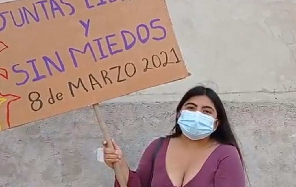 Joven se manifiesta sola, por los derechos de las mujeres, durante el 8M en Veracruz