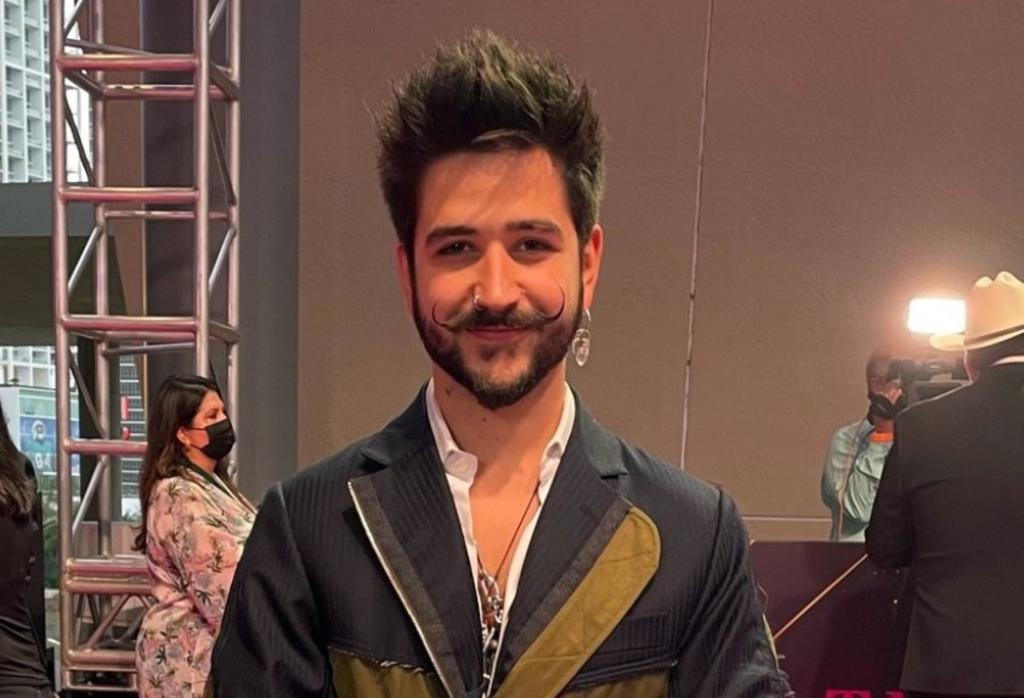 Camilo aparece sin 'bigote y barba' en redes sociales