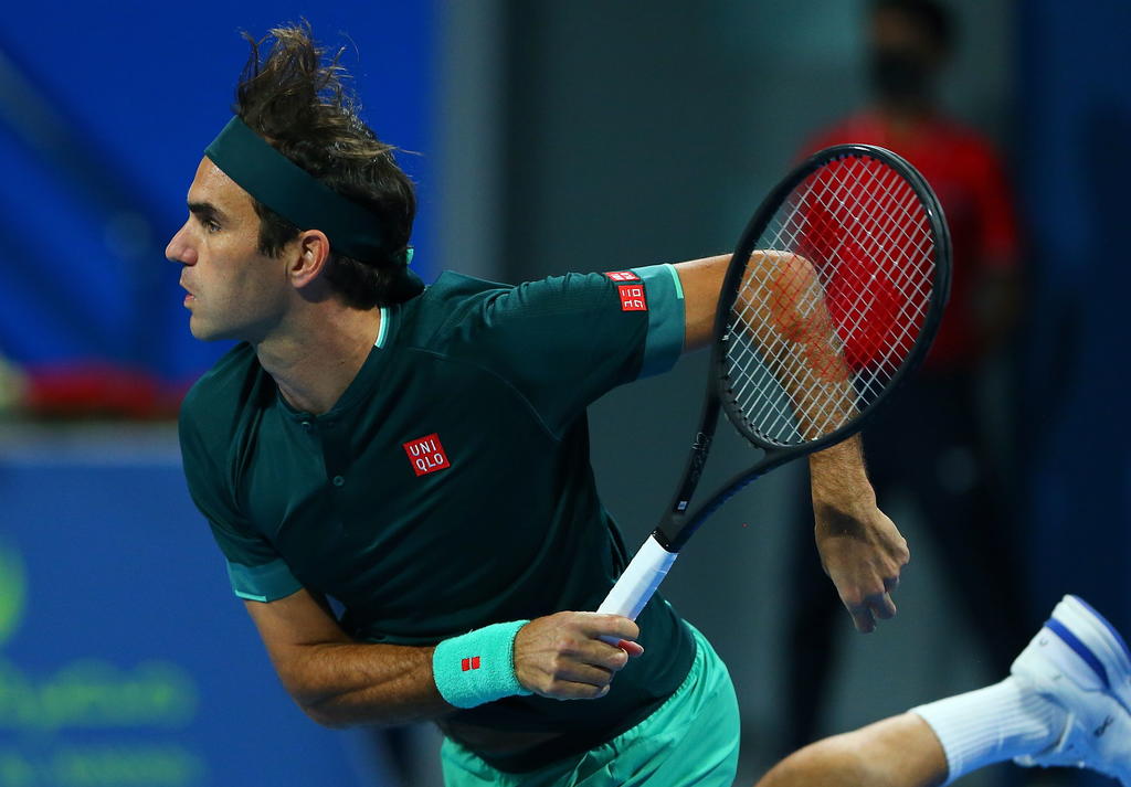 Roger Federer juga su primer partido en más de un año, y gana