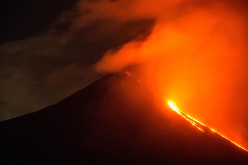 Volcán Pacaya registra erupción y densa columna de ceniza en Guatemala