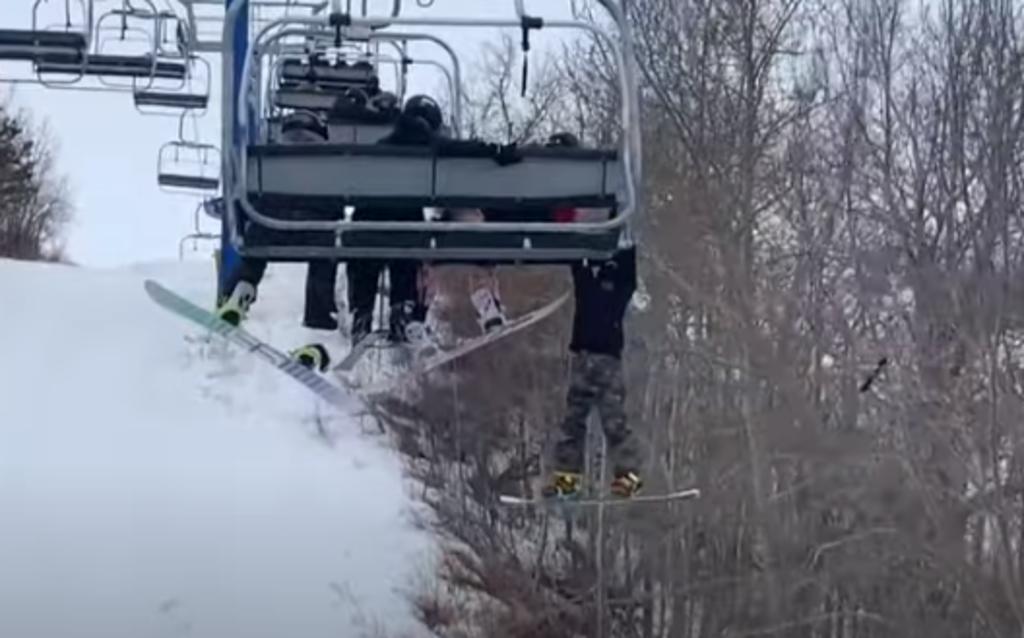 Niño cae y cuelga de aerosilla para esquiar por más de dos minutos