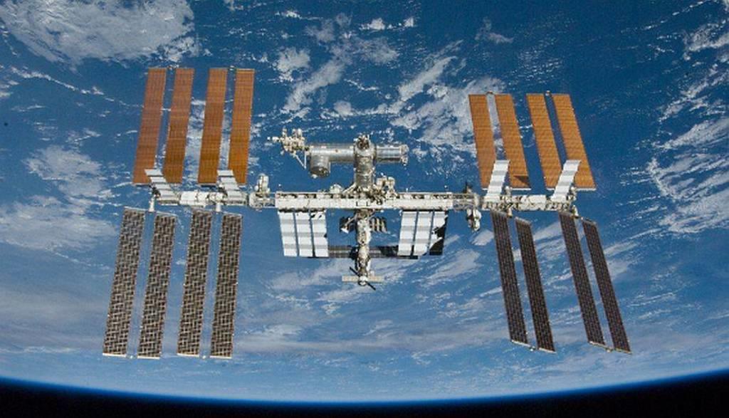 Cosmonautas rusos sellan fisuras de la Estación Espacial Internacional