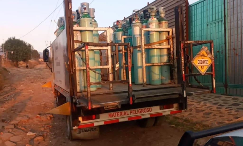 Hombres armados roban camión con tanques de oxígeno en Chalco
