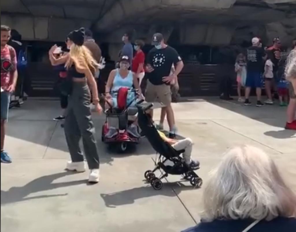 Mujer es criticada por aventar la carriola de su hijo para ser retratada con su pareja