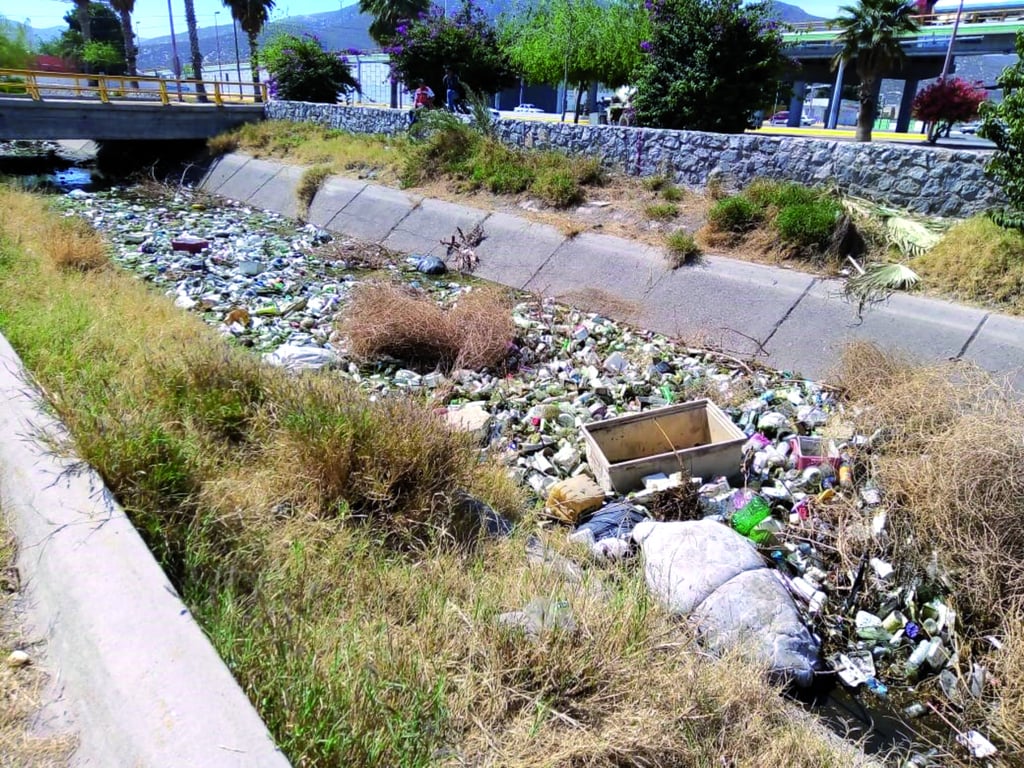 Canal arrastra toneladas de basura