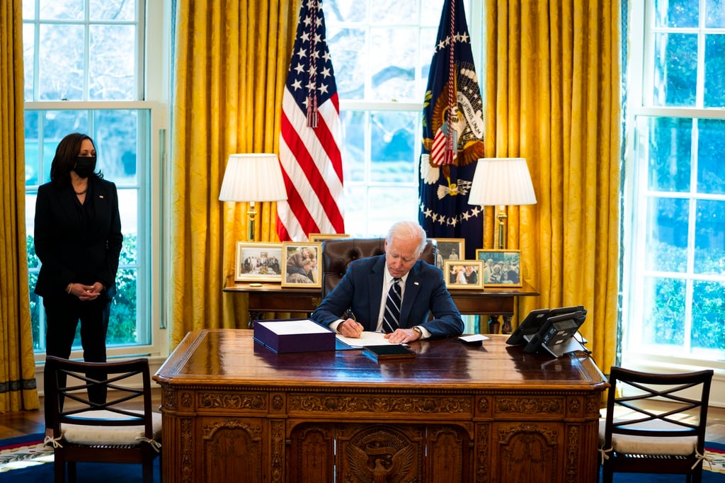Biden firma el tercer rescate fiscal en Estados Unidos contra la pandemia