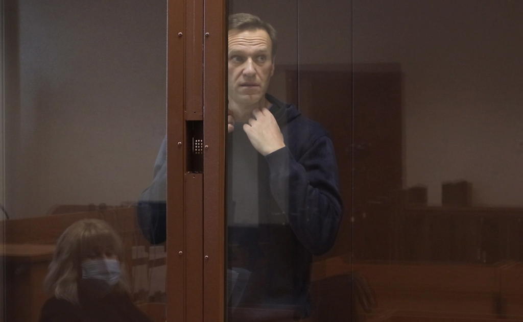 Entra Navalni en prisión; cumplirá dos años y medio de condena