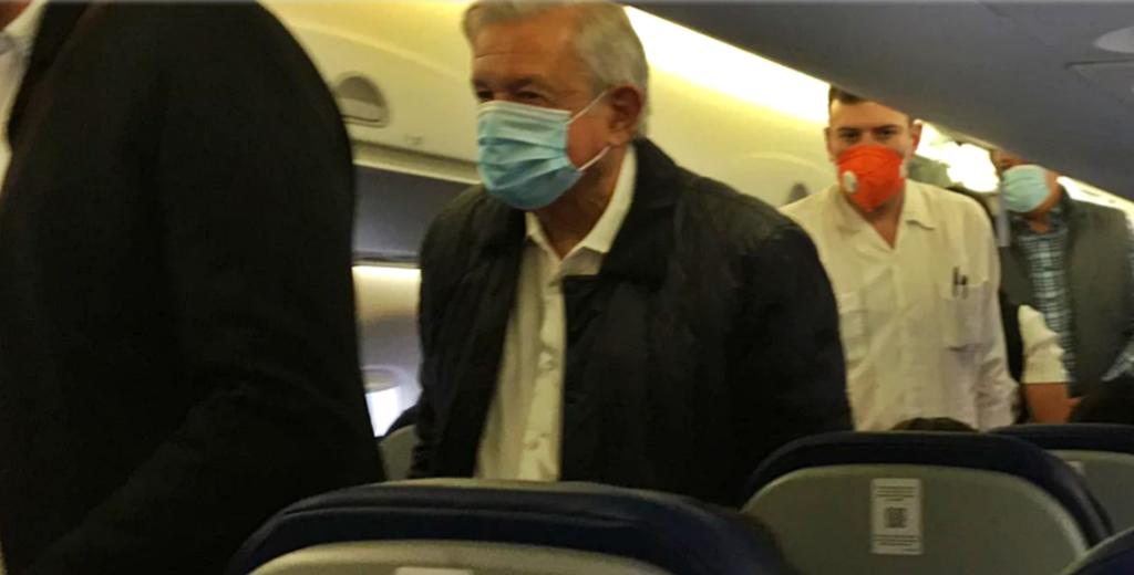 Viaja López Obrador en vuelo comercial a Sinaloa