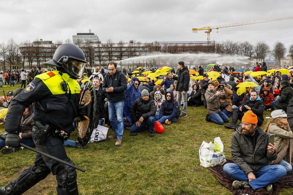 Surgen protestas en Holanda contra restricciones por COVID-19