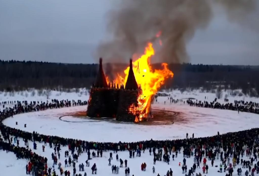 'Castillo del Coronavirus' es quemado para celebrar la Máslenitsa y el fin del invierno