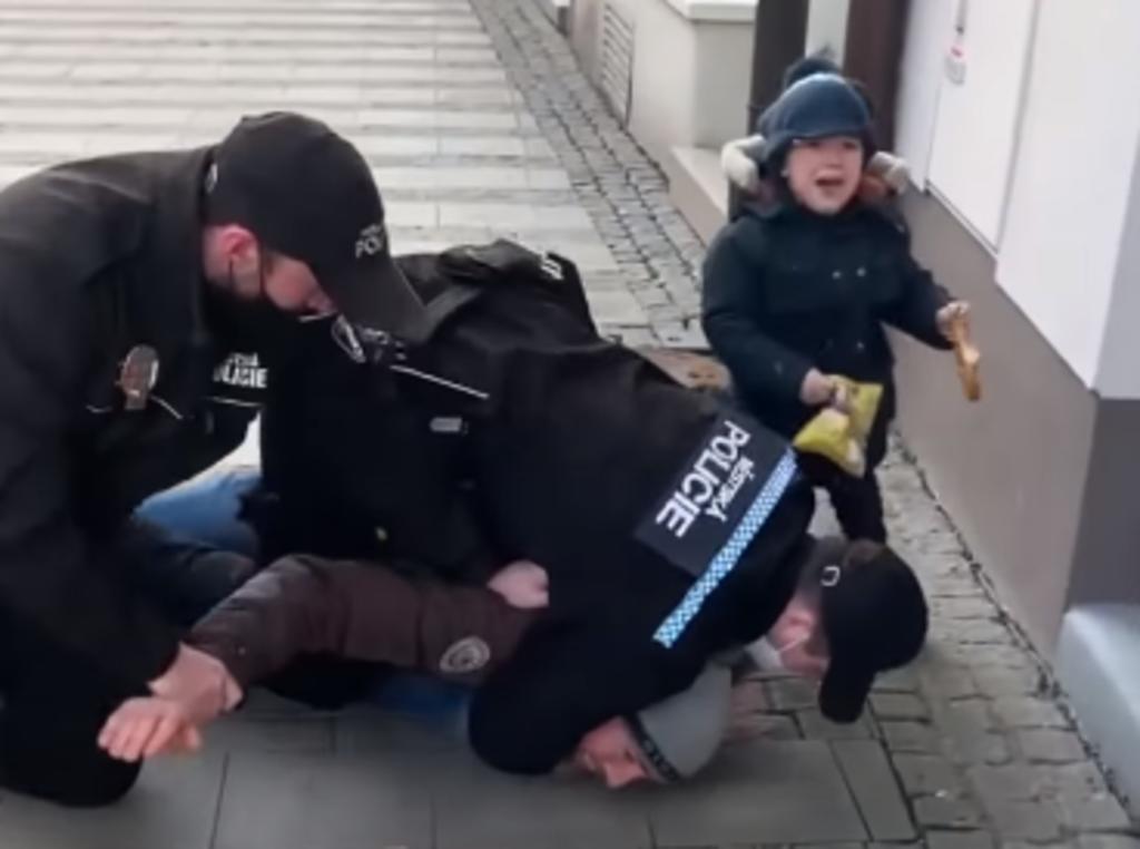 Policías derriban y ahorcan a un hombre frente a su hijo de 3 años, por no traer cubrebocas