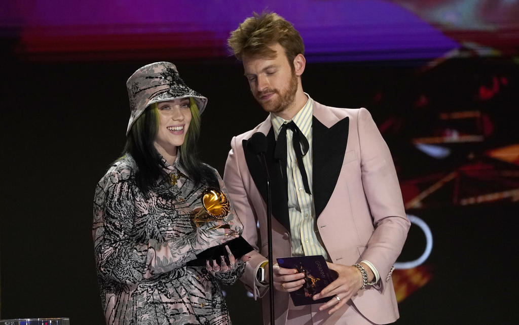 Billie Eilish se lleva el Grammy a grabación del año