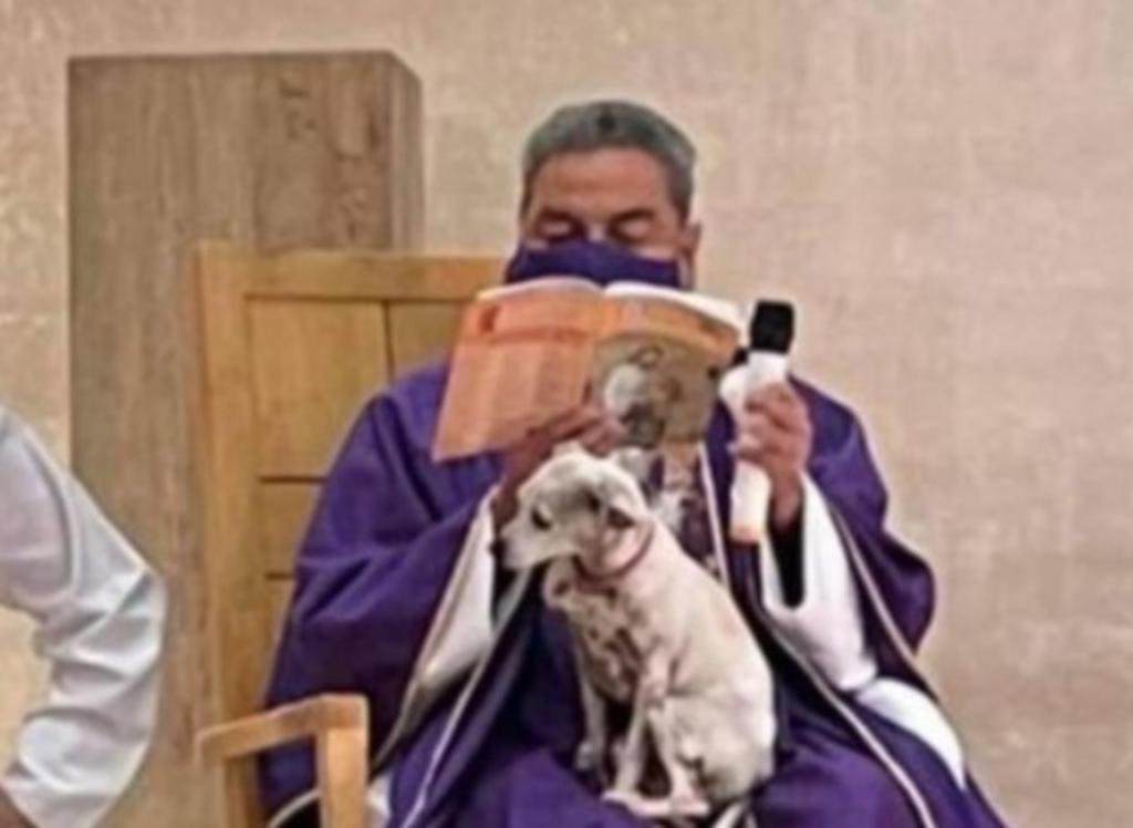 Padre de Torreón aclara contexto de la fotografía viral con su perrita en misa