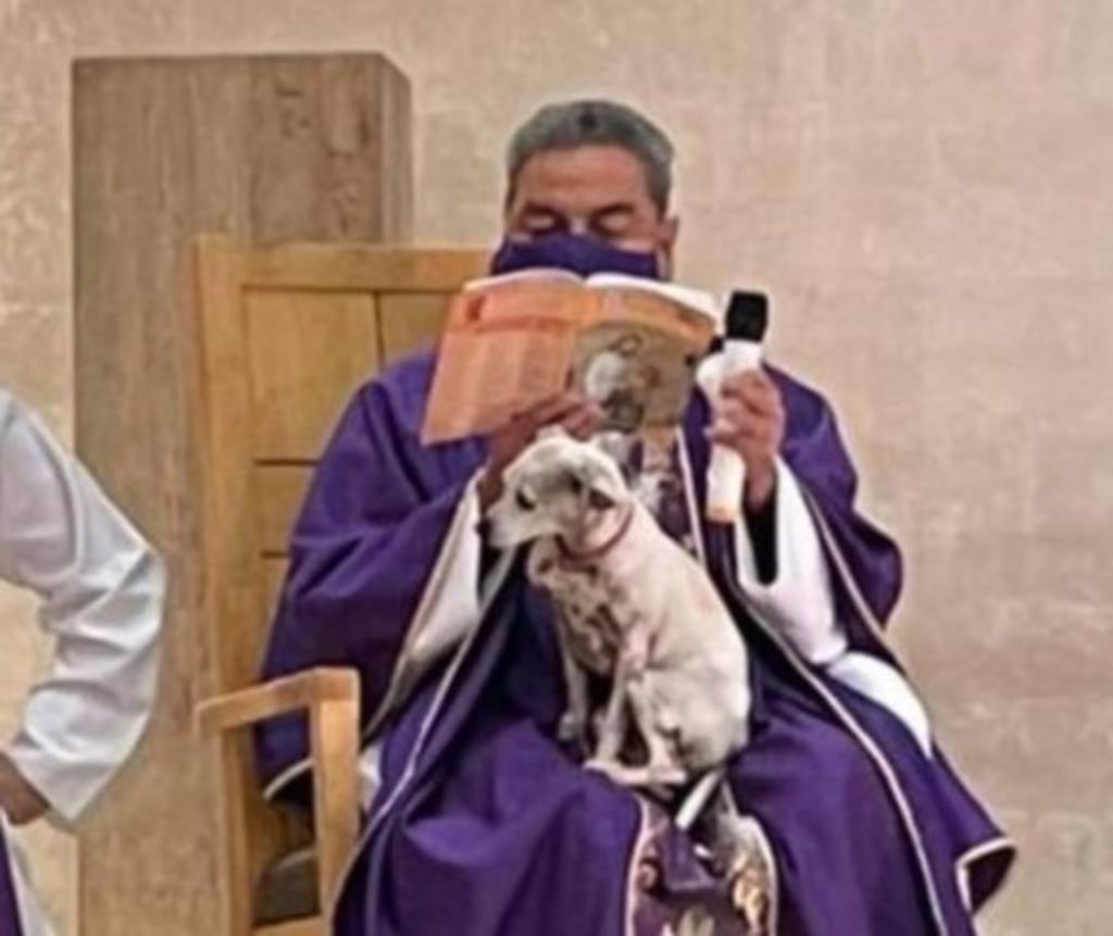 Padre de Torreón es nota nacional por cuidar a su perrita durante misa