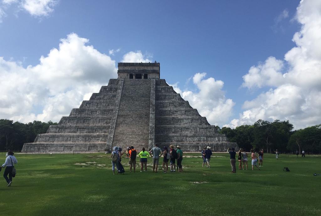 Escala turista castillo de Chichén Itzá