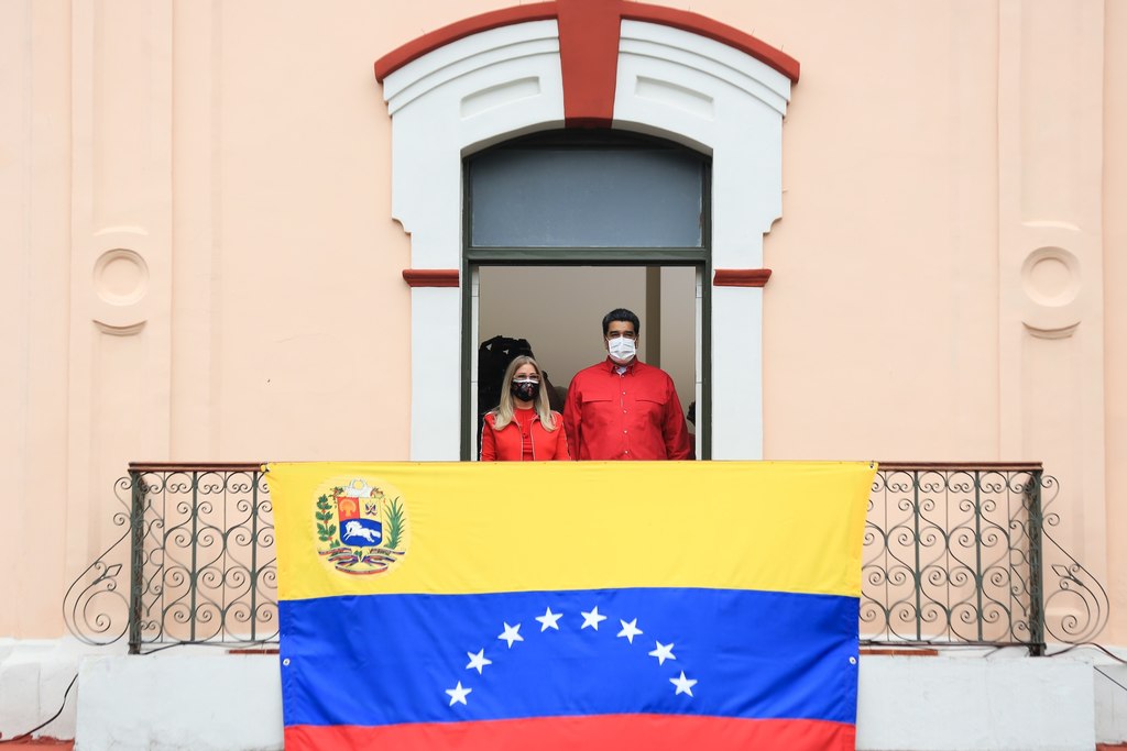 Buscan prohibir los negocios con Maduro