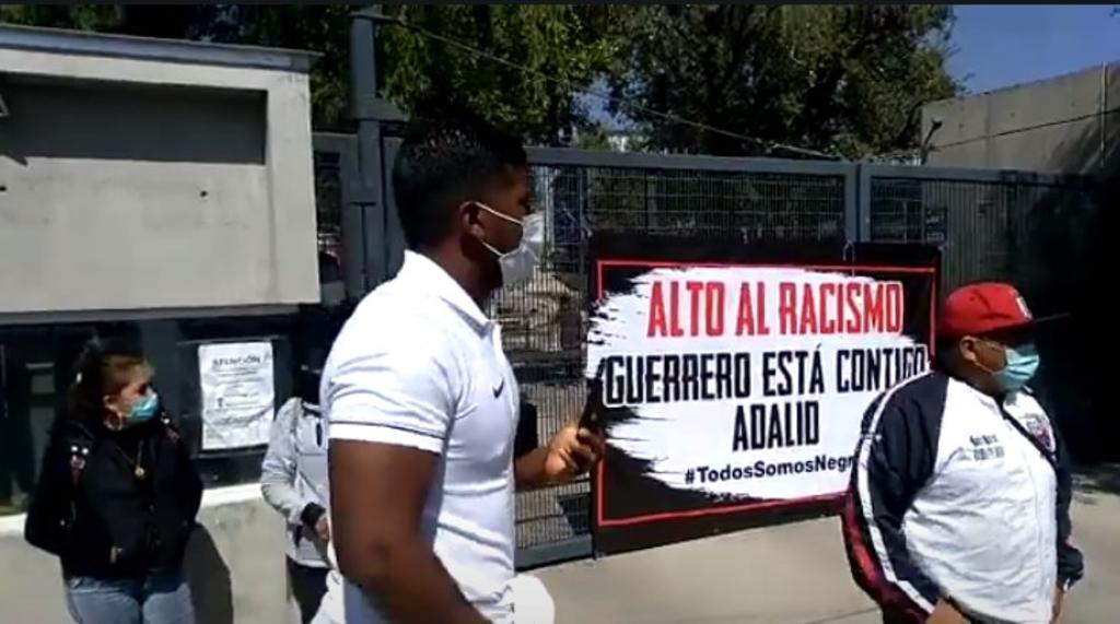 Árbitro despedido de Liga MX en 'huelga' a las afueras de FMF