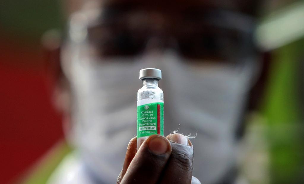 Minimiza Brasil riesgo de vacuna AstraZeneca; descarta suspender vacunación