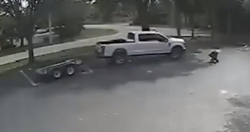 Camioneta atropella a mujer que estaba arrodillada en un estacionamiento y se da a la fuga