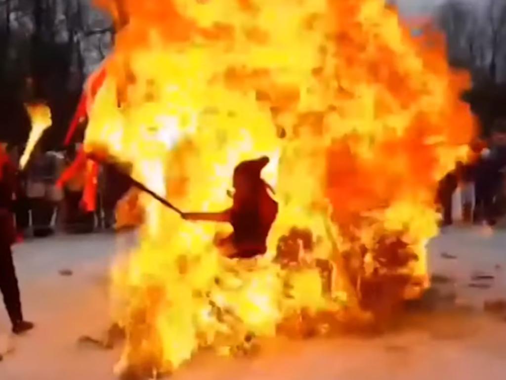 Hombre por poco se incendia al prender un espantapájaros en llamas
