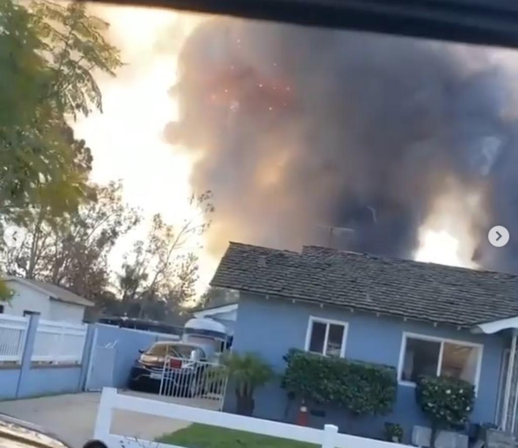 Se incendia casa en California con 'gran cantidad de fuegos artificiales'