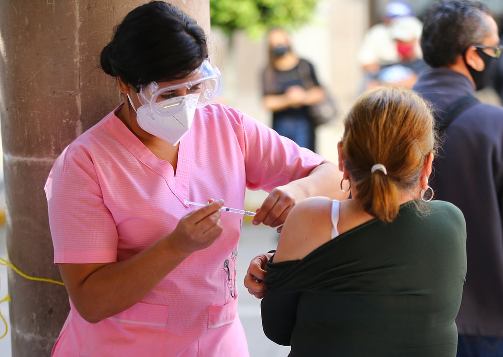 Critican lentitud en la vacunación Covid en Durango