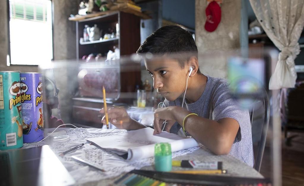 Niño venezolano vende dibujos para poder comprar comida para su familia