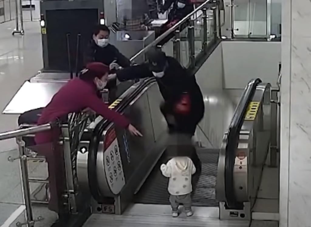 Guardia de seguridad evita que un bebé cayera por una escalera eléctrica