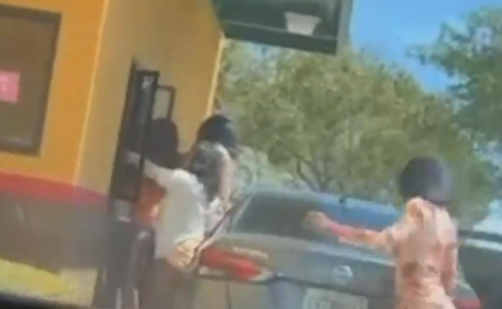 Cuatro mujeres son grabadas agrediendo a empleados a través de ventanilla de autoservicio