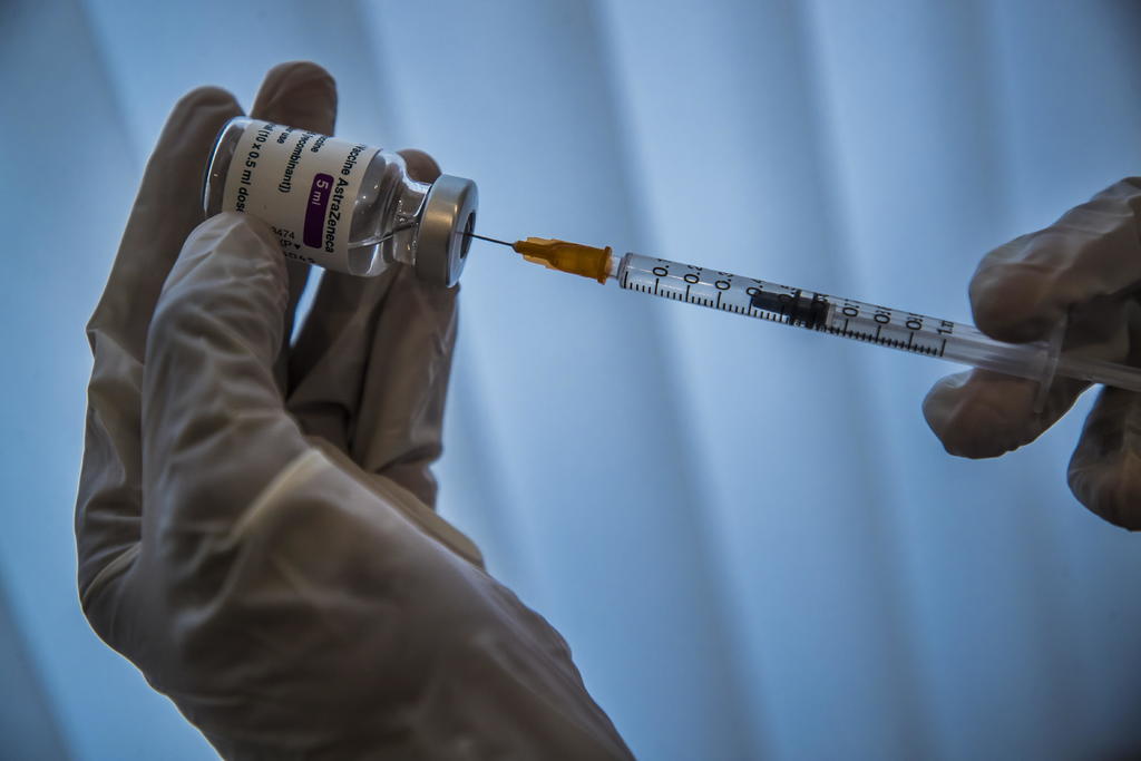 Retomará Francia vacunación con AstraZeneca este viernes