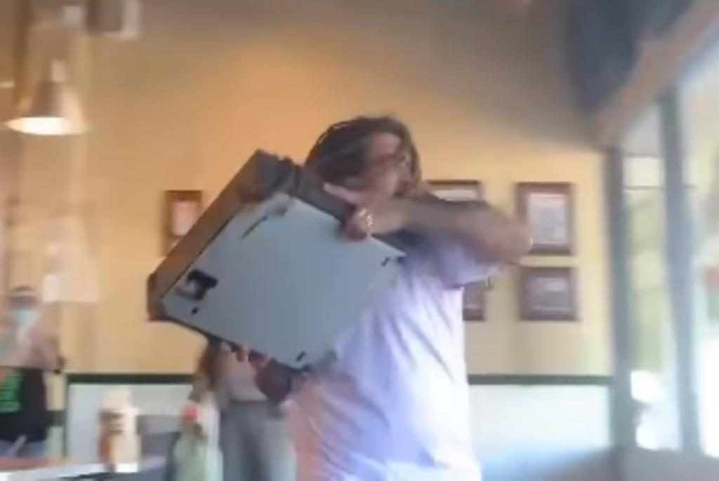 Hombre arroja una caja registradora por la ventana tras discusión sobre su orden de comida