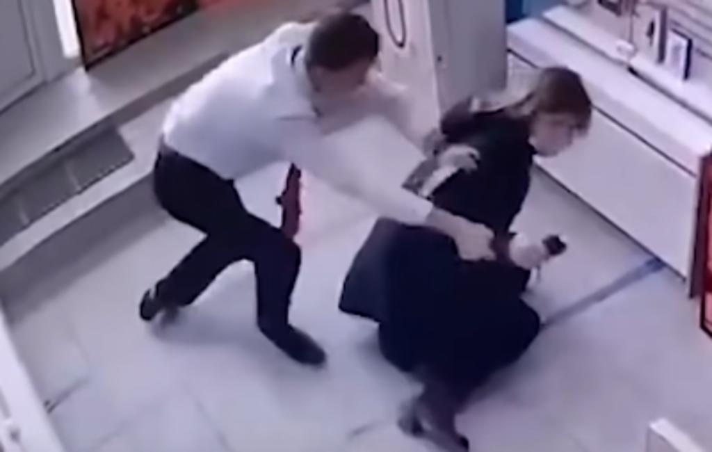 Mujer intenta asaltar una tienda con pistola eléctrica pero es atacada por el empleado
