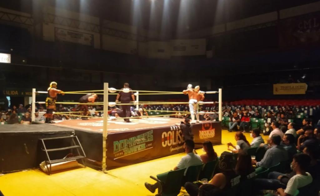 Regresa lucha libre con afición en la Arena Coliseo de Guadalajara