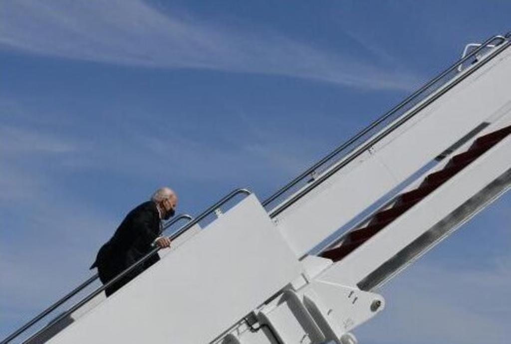 VIDEO: Biden tropieza al subir escaleras del Air Force 1