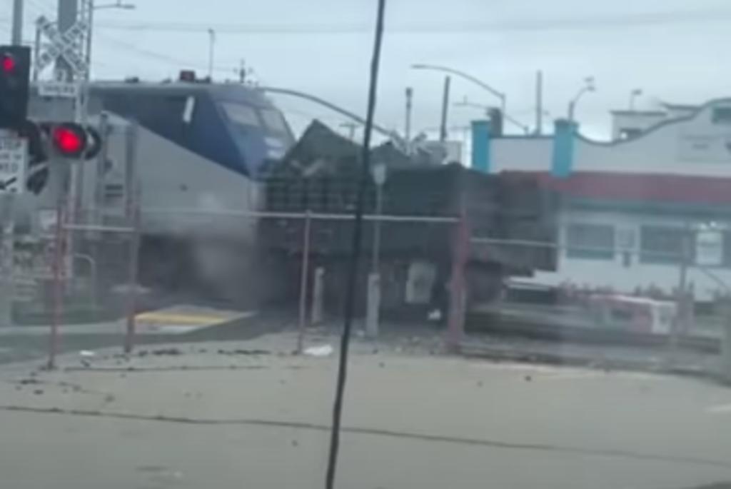 Camión de basura explota tras ser embestido y arrastrado por un tren