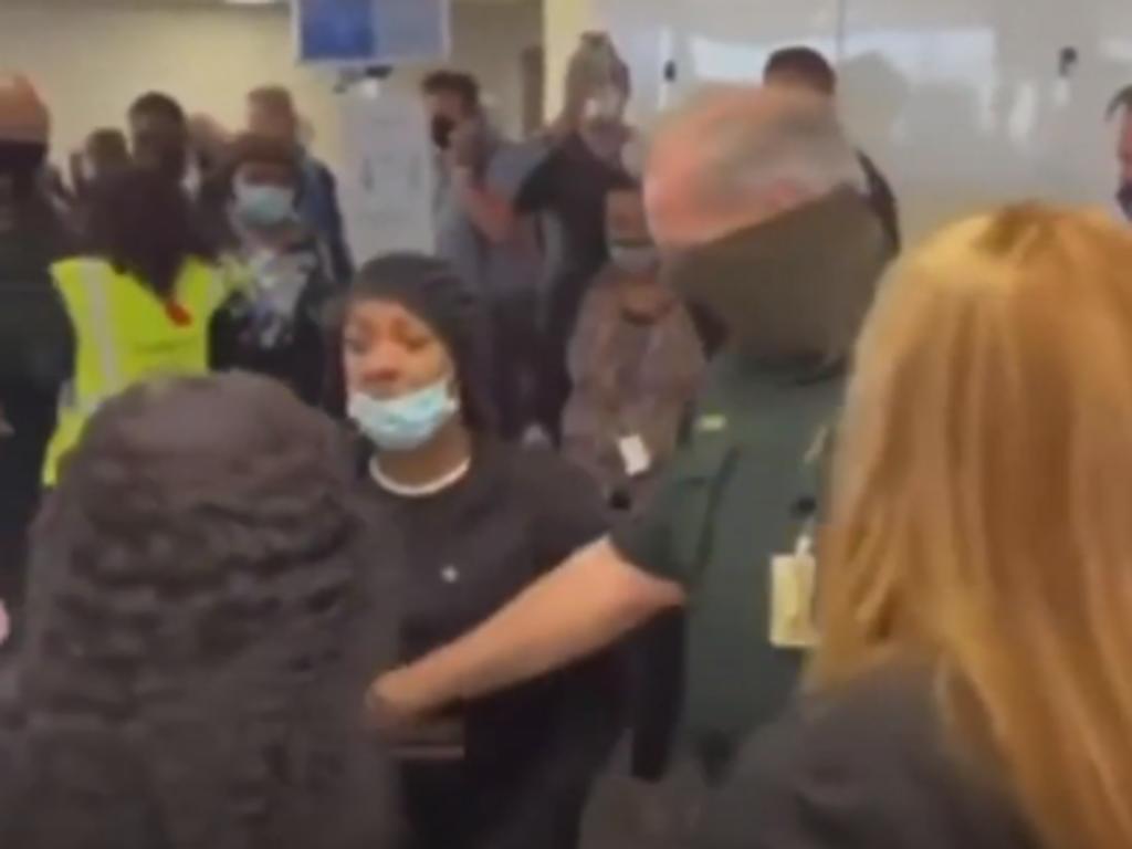 Mujeres responsables de retrasar un vuelo por no usar cubrebocas inician una pelea en el aeropuerto