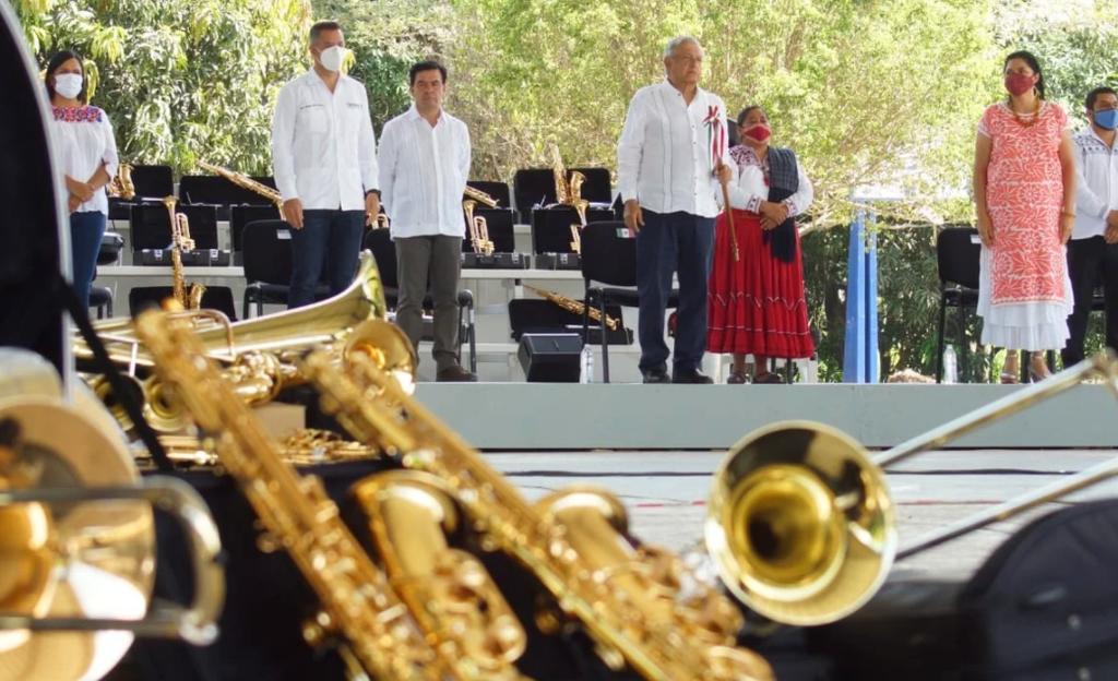 AMLO se compromete a entregar cada año instrumentos en Oaxaca