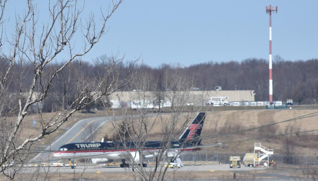 Avión de Trump, abandonado en aeropuerto de Nueva York