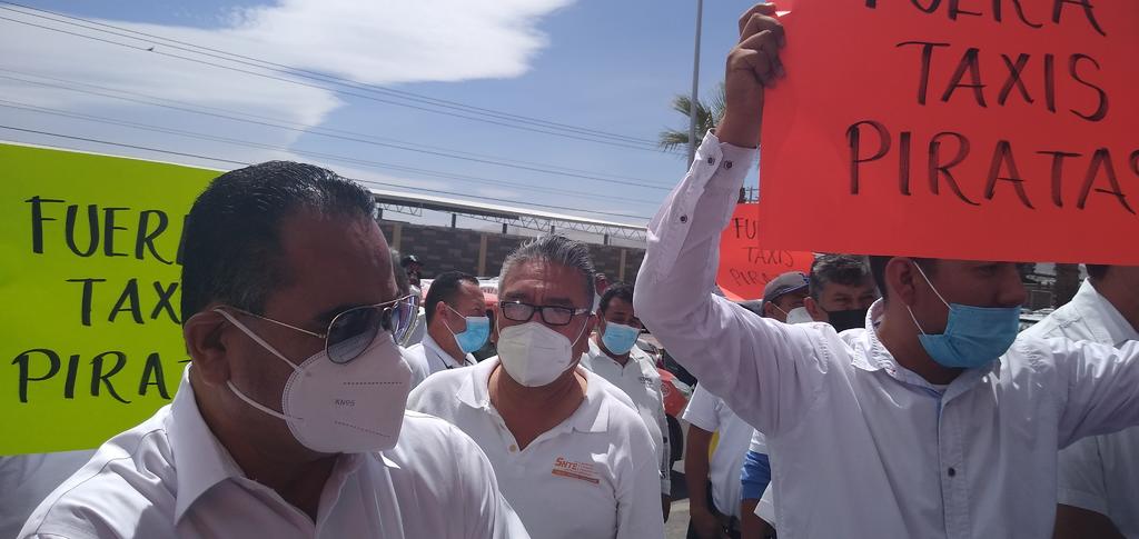 Protestan sindicatos contra taxis 'pirata' en La Laguna de Durango