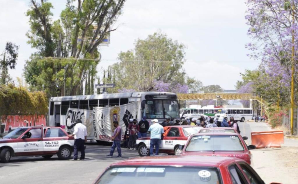 Con bloqueo carretero protestan normalistas de Oaxaca